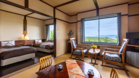 Bed, Natural landscape, Living room, Photo of the whole room, Bedroom