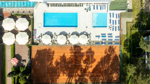 Bird's eye view, Balcony/Terrace, Tennis court, Pool view, Swimming pool, Swimming pool, Sports, sunbed