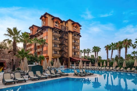 Property building, Day, Swimming pool, sunbed