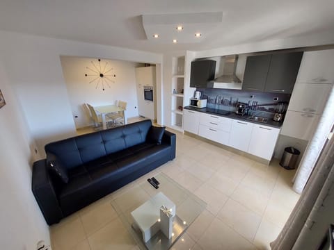 Kitchen or kitchenette, Living room, Seating area