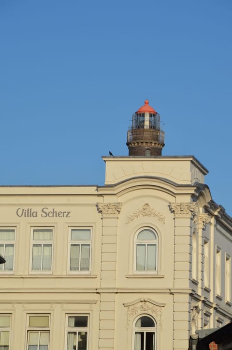 Nearby landmark, Facade/entrance
