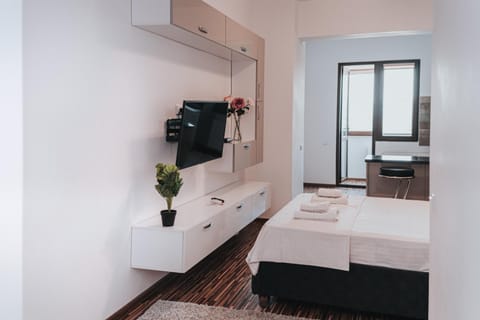 Bed, TV and multimedia, Photo of the whole room, Bedroom, towels