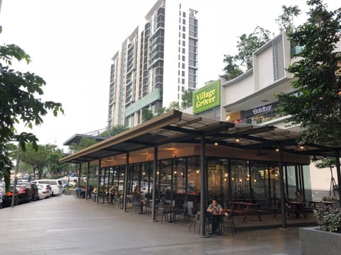 Restaurant/places to eat, Supermarket/grocery shop