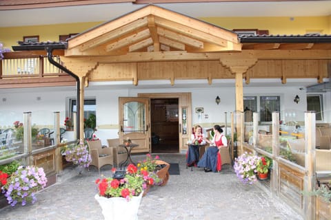 Facade/entrance, Balcony/Terrace