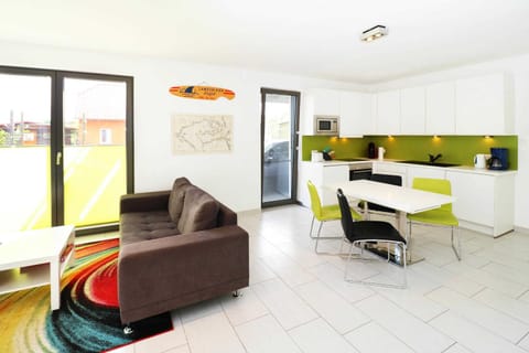 Kitchen or kitchenette, Living room, Seating area, Dining area