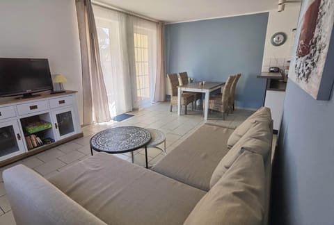 TV and multimedia, Seating area, Dining area
