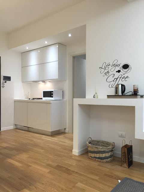 Coffee/tea facilities, Kitchen or kitchenette, Food and drinks, Area and facilities, minibar, stove