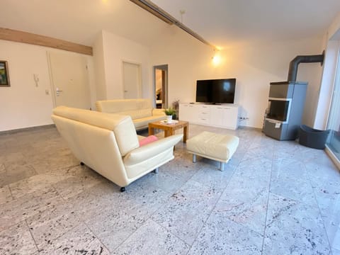 Communal lounge/ TV room, TV and multimedia, Living room, Seating area, Evening entertainment