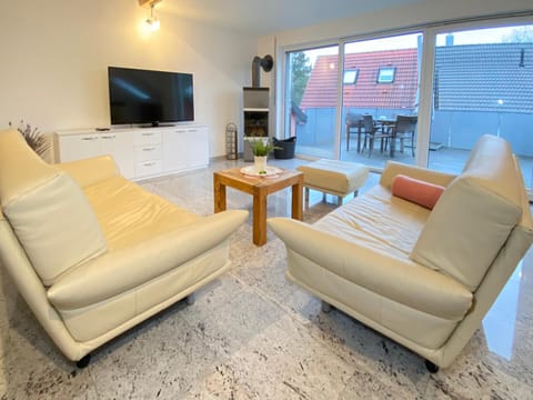 TV and multimedia, Living room, Seating area, Evening entertainment