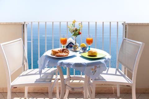 Food and drinks, Dining area, Food, Sea view, Sea view, Breakfast, Drinks