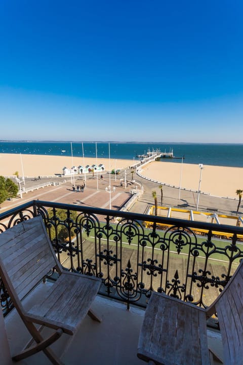 Property building, Balcony/Terrace, Sea view