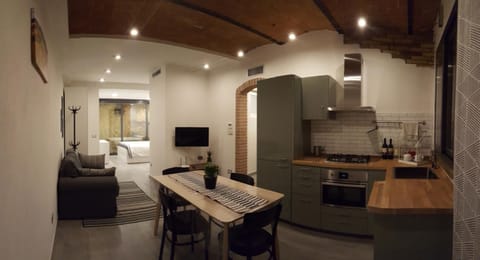 Kitchen or kitchenette, Dining area