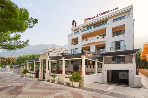 Property building, Restaurant/places to eat