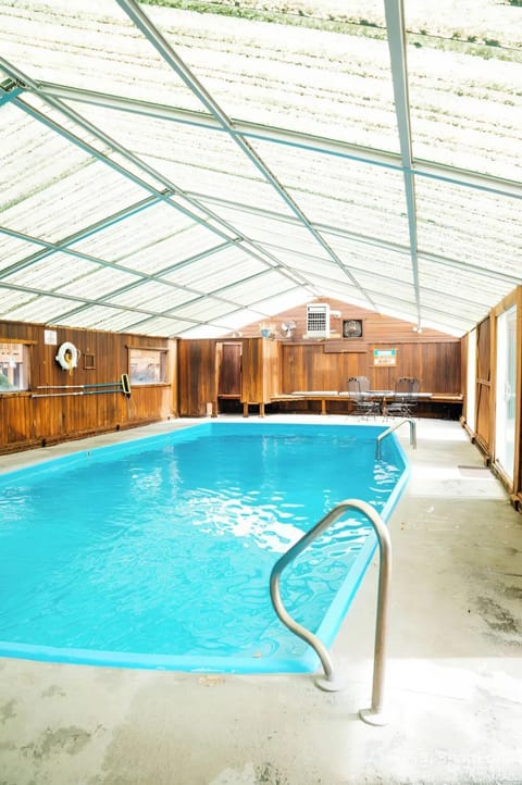 Swimming pool, sunbed