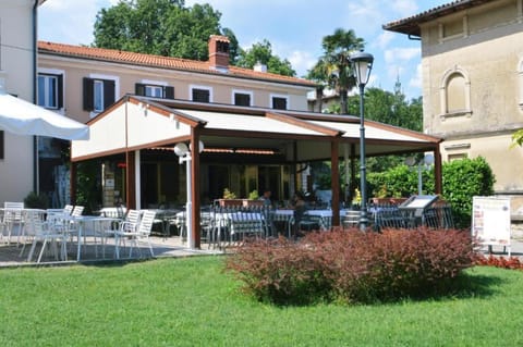 Property building, Restaurant/places to eat, Spring, Day, internet