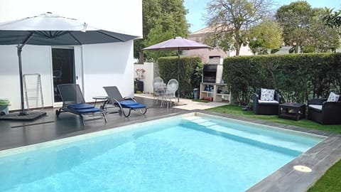 Property building, Garden, Swimming pool