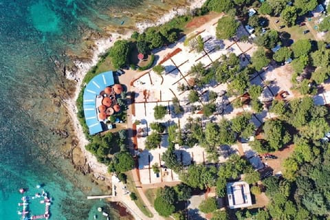 Nearby landmark, Restaurant/places to eat, Restaurant/places to eat, Beach