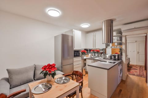 Coffee/tea facilities, Kitchen or kitchenette, Living room, Seating area