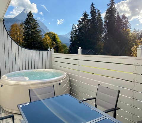 Hot Tub, Swimming pool