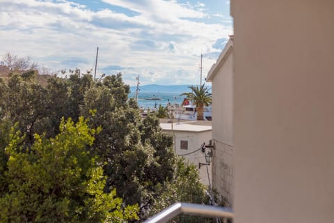 Nearby landmark, Restaurant/places to eat, Neighbourhood, Natural landscape, Beach, Pets, Supermarket/grocery shop