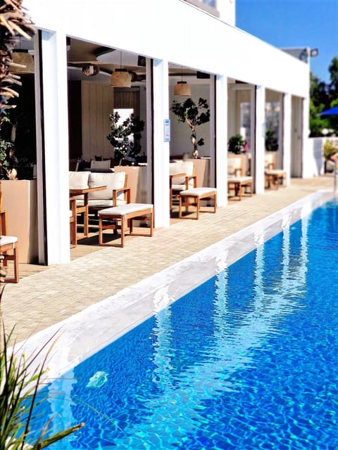 Property building, Day, Balcony/Terrace, Swimming pool, sunbed