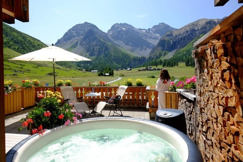 Shower, Toilet, Bed, Hot Tub, Bathroom, Balcony/Terrace, Seating area, Bedroom, Mountain view, Swimming pool