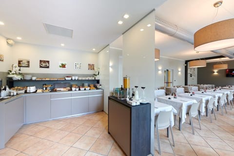 Restaurant/places to eat, Buffet breakfast