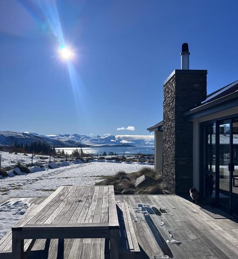 Property building, Patio, Day, Natural landscape, Winter, Seating area, Lake view, Mountain view, Location