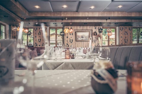 Restaurant/places to eat, Banquet/Function facilities