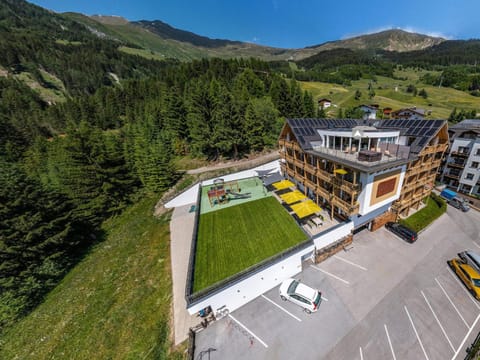 Property building, Day, Summer, Balcony/Terrace, Parking