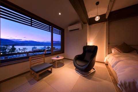 Photo of the whole room, Sea view