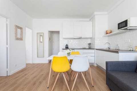 Property building, Coffee/tea facilities, Kitchen or kitchenette, Dining area, minibar