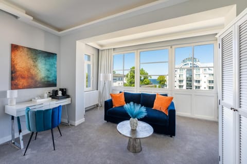 Living room, Photo of the whole room, Seating area, Lake view, Sea view