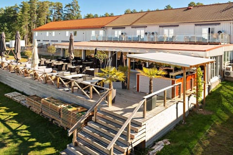 Property building, Patio, Restaurant/places to eat, Spring, Day, Garden, View (from property/room), Balcony/Terrace, Living room, Seating area, Garden view, sunbed