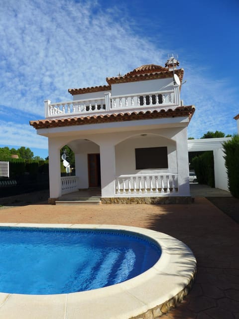 Property building, Patio, Swimming pool