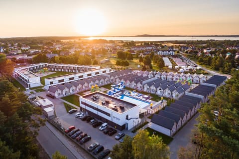 Restaurant/places to eat, Off site, Neighbourhood, Natural landscape, Bird's eye view, Summer, Garden, Lobby or reception, Lounge or bar, On site, Lake view, Pool view, Swimming pool