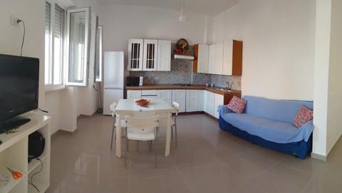 TV and multimedia, Kitchen or kitchenette, Living room, Seating area, Dining area