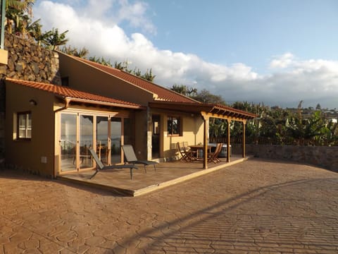 Restaurant/places to eat, Facade/entrance, Off site, Natural landscape, Activities, BBQ facilities, Garden, Hot Tub, View (from property/room), Balcony/Terrace, Seating area, Dining area, Beach, Animals, Animals, Pets, Pets, Garden view, Landmark view, Mountain view, Sea view, Area and facilities, Location, Sunrise, Sunset, Parking, dishwasher, furniture, heating, internet, oven, pet friendly, safe, sunbed, towels, washing machine