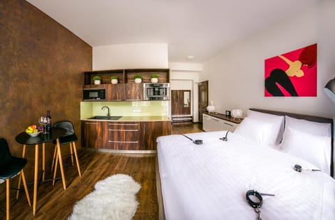 Bed, Coffee/tea facilities, Kitchen or kitchenette, Living room, Dining area, Bedroom