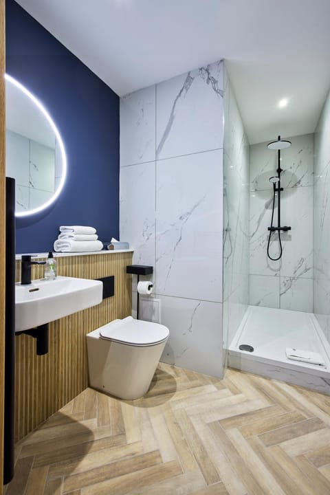 Shower, Toilet, Bathroom, towels