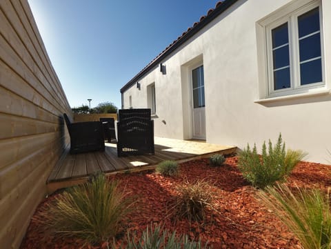 Patio, Facade/entrance, Garden, Balcony/Terrace