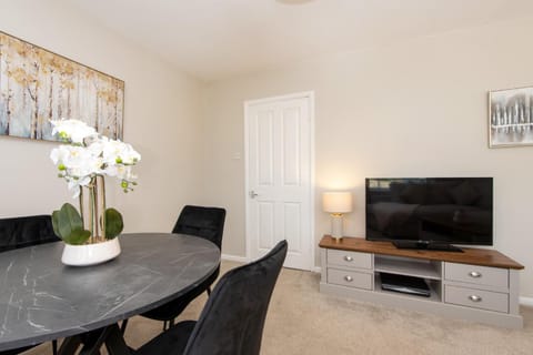 TV and multimedia, Living room, Seating area, Dining area