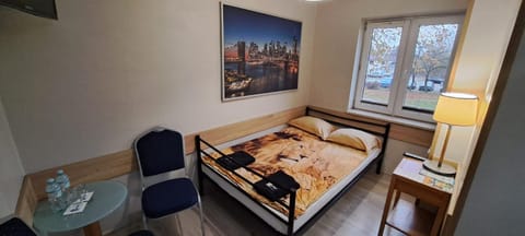 Bed, TV and multimedia, Living room, Photo of the whole room, Seating area, Bedroom