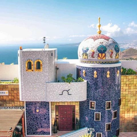 Property building, Nearby landmark, Facade/entrance, Day, Natural landscape, Bird's eye view, Landmark view, Mountain view, Sea view