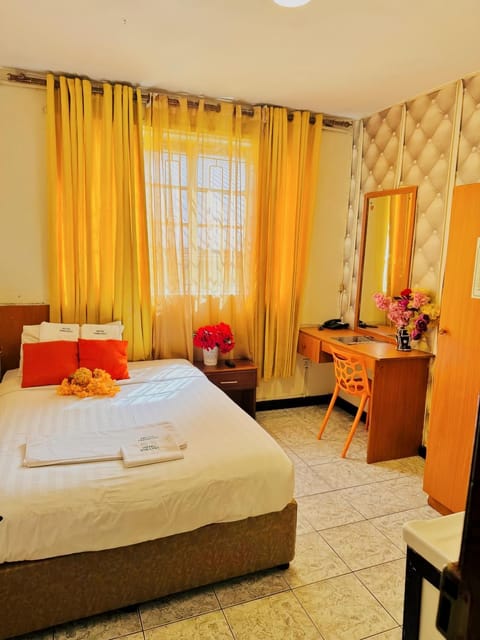 Bed, Photo of the whole room, Seating area, Bedroom