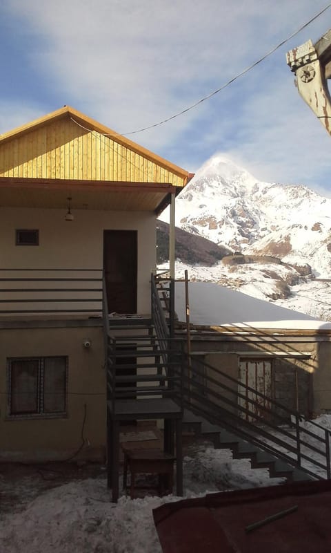 Facade/entrance, Balcony/Terrace, Mountain view