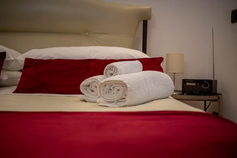 Bed, towels