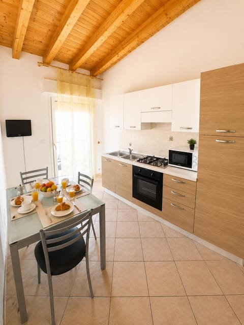 Kitchen or kitchenette, Dining area, microwave