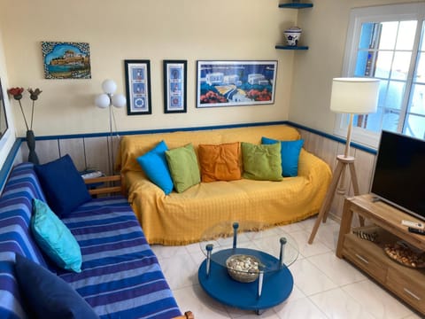 Communal lounge/ TV room, TV and multimedia, Living room, Seating area, Evening entertainment