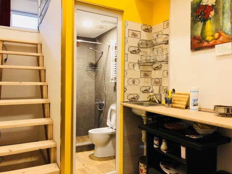 Bathroom, Coffee/tea facilities, Kitchen or kitchenette, Dining area